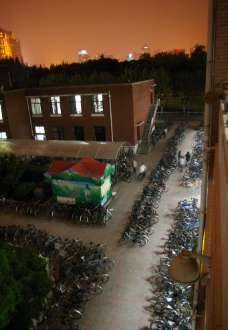 夜晚教学楼下的自行车图片