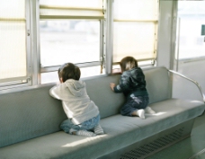 两个看向窗外的小孩图片