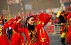 新疆维吾尔族特色舞蹈图片