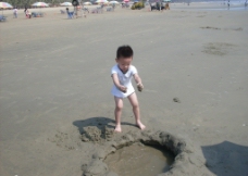 宝宝在海边玩沙子图片