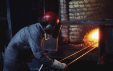 现代工业炼炉工人图片