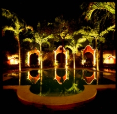豪华别墅酒店花园夜景图片