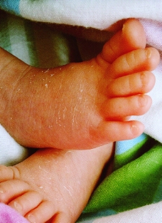 摄影初生婴儿脚图片